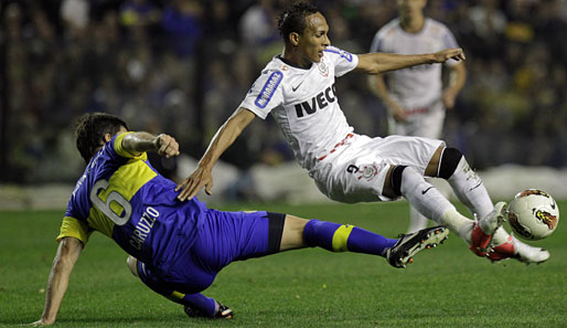 Corinthians' Liedson (r.) im Duell mit Boca Juniors' Matias Caruzzo