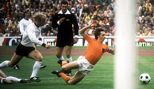 Szene aus dem WM-Finale 1974: Berti Vogts foult Johan Cruyff. Im Hintergrund Jack Taylor