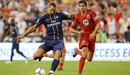 In seinem ersten Spiel für Paris St. Germain traf Zlatan Ibrahimovic (l.) prompt