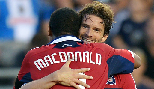 Sherjill MacDonald (l.) beglückwünscht Arne Friedrich nach dessen erstem Tor in der MLS