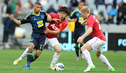 Shinji Kagawa (M.) hat seinen Mannschaftskameraden Wayne Rooney schon von sich üebrzeugt