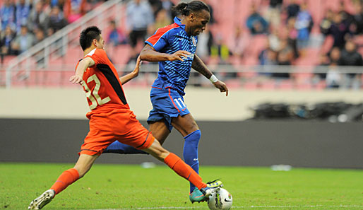 Obwohl in China die Saison bereits beendet ist, darf sich Didier Drogba (r.) nicht ausleihen lassen