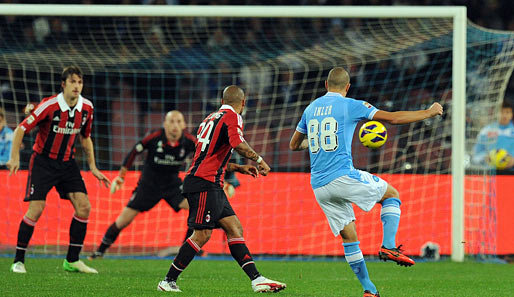 Napolis Inler zieht ab. Gleich fällt Milan-Keeper Abbiati plump nach rechts und der Ball schlägt mittig ein