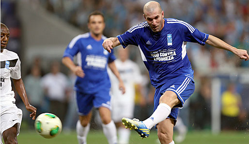 Er kann's immer noch: Zinedine Zidane bei einem Benefizspiel in Porto Alegre