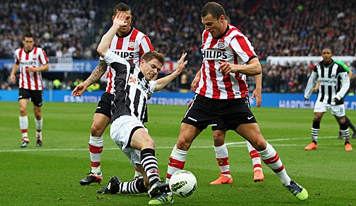PSV-Star Erik Pieters (r.) hat sich für seinen Ausraster öffentlich entschuldigt