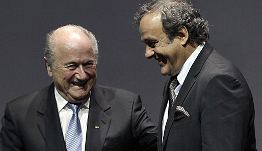 FIFA-Präsident Sepp Blatter (l.) sieht sein UEFA-Pendant Michel Platini (r.) als potentiellen Nachfolger
