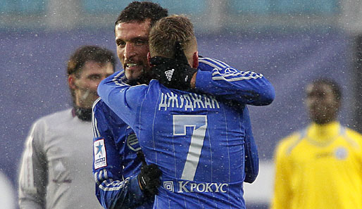 Kevin Kuranyi wird geherzt: Der Angreifer avancierte zum Matchwinner für Dynamo Moskau