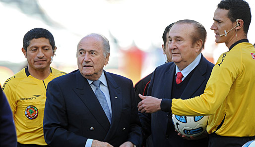 Sepp Blatter ist wegen der erneuten Attacke auf einen Schiedsrichter sehr beunruhigt
