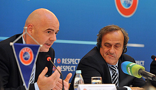 UEFA-Generalsekretär Gianni Infantino (l.). droht bei rassistischen Vorfällen mit harten Strafen