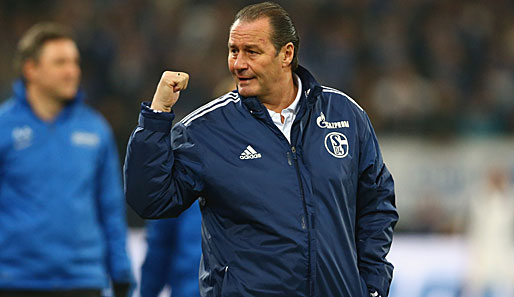 Der ehemalige Schalke Coach Huub Stevens zeigt es wohl nach Griechenland zu PAOK