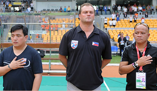 Philippinens Nationaltrainer Michael Weiß (M.) mit Teammanager und Finanzier Dan Palami (l.)