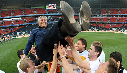 Trainer Mircea Lucescu lässt sich von seinen Spielern nach den Gewinn der Meisterschaft feiern