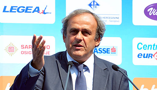 Michel Platini gratuliert den Afghanen zum Turniersieg gegen Indien