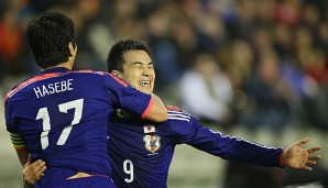 Die beiden Bundesliga-Legionäre Hasebe und Okazaki feiern einen japanischen Treffer