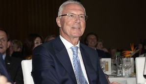 Franz Beckenbauer darf wieder Fußballspiele im Stadion verfolgen