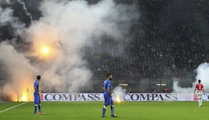 Fans brannten während dem Spiel zwischen Italien und Kroatien zahlreiche Pyrotechnik ab