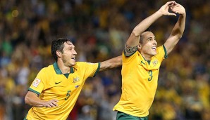 Jason Davidson und Mark Milligan feiern den Finaleinzug der Socceroos