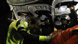 Die Spieler von River Plate müssen unter Polizeischutz in die Kabine gebracht werden