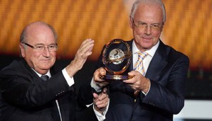 Franz Beckenbauer (r.) findet Blatters Rücktritt vernünftig