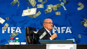 Sepp Blatter wurde bei einer Pressekonferenz mit Geldbündeln beworfen