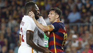 Lionel Messi legt sich mit Mapou Yanga-Mbiwa vom AS Rom an