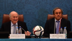 Laut Sepp Blatter (l.) war die Zahlung an Michel Platini (r.) rechtens