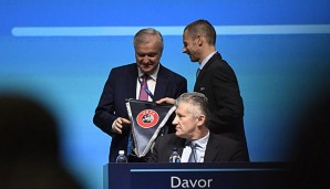 Aleksander Ceferin (r.) kündigt auf dem UEFA-Kongress Zusatzzahlungen an