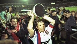 FC BAYERN 1996 war es endlich soweit: Die Bayern gewannen den UEFA Cup in zwei Finalspielen gegen Girondins Bordeaux und damit nach dem Pokalsieger-Cup 1967 und den insgesamt fünf Landesmeistertrophäen auch den letzten der drei großen Pokalen Europas