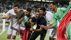 Die Iraner feiern die Teilnahme an der WM 2018 mit einer Miniatur-WM-Trophäe