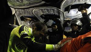Nach einer Pfefferspray-Attacke mussten die Spieler von River Plate von der Polizei aus dem Stadion begleitet werden