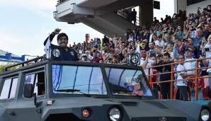Diego Maradona der neue starke Mann bei Dinamo Brest. Am Montag wurde er mit einem für ihn fast schon gewöhnlich skurrilen Auftritt vorgestellt. Maradona fuhr auf einem Panzerfahrzeug vor, posierte mit Ring und Pokal und küsste sogar den Boden.