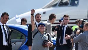 Zunächst wurde der 57-Jährige vom Flughafen abgeholt. Maradona feierte sich vor der Presse und erhielt scheinbar schon die ersten Präsente.