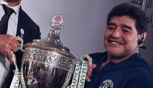 Bei der anschließenden Pressekonferenz posierte Maradona mit dem weißrussischen Pokal, den der Klub zwei Tage nach seiner Vertragsunterzeichnung im Mai gewann.