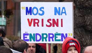 "Töte den Traum nicht". Aufgrund des Verbot der UEFA an Skenderbeu Korca protestierten die Albaner.
