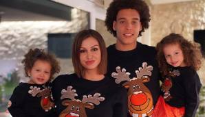 BVB-Star Axel Witsel trägt Elch an Weihnachten - so wie seine Frau Rafaella Szabo und die beiden Töchter. Wessen Idee das wohl war?