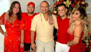 Neymar inmitten seiner Familie. Papa Neymar Sr. konnte sich mal wieder nicht an den Dresscode halten.
