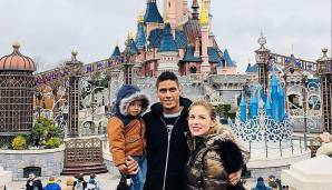 Real-Star Raphael Varane verbringt die Weihnachtsfeiertage gemeinsam mit seiner Frau Camille und Sohn Ruben im Disneyland Paris. Für Mickey Mouse ist man nie zu alt.