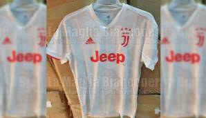 Juventus Turin - Auswärtstrikot: In der Fremde läuft Juve in der kommenden Saison wohl in weiß auf. Dazu gibt es rote Hosen und weiße Stutzen. Die adidas-Streifen sind grau. Das gesamte Shirt hat einen dezenten Camouflage-Look.