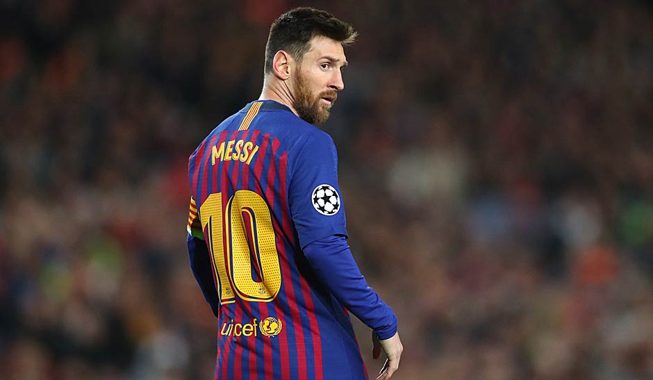 Platz 7: Lionel Messi. VEREIN: FC Barcelona. POSITION: Rechtsaußen. IM VEREIN SEIT: 15 Jahren, 4 Monaten. SPIELE: 685. Messi erzielte in 685 Spielen 600 Tore für Barca, sein aktueller Vertrag läuft noch bis 2021. Und er ist erst 31 Jahre alt.
