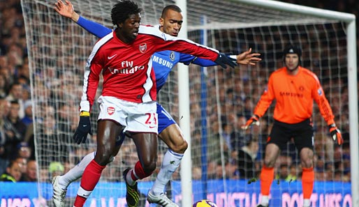 Arsenals Emmanuel Adebayor im Zweikampf mit Jose Bosingwa