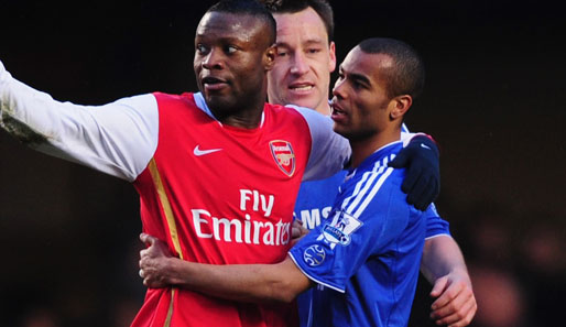 Arsenals William Gallas (l. mit Ashley Cole) steht ein rauer Empfang an der Stamford Bridge bevor.