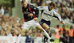 2001: Der junge Delap - hier noch im Trikot von Southampton - im Duell mit Tottenhams Christian Ziege