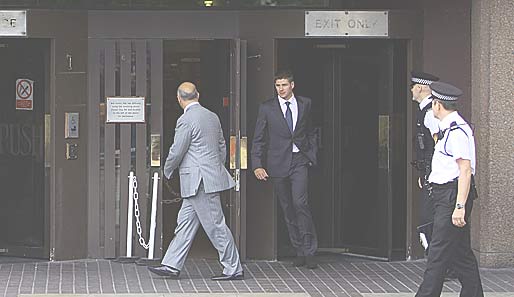 Steven Gerrard (M.) verlässt nach dem Freispruch das Liverpooler Gerichtsgebäude