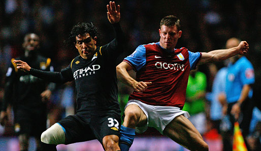 Verbissen ging es zu im Duell zwischen ManCity (Carlos Tevez, l.) und Aston Villa (James Milner)
