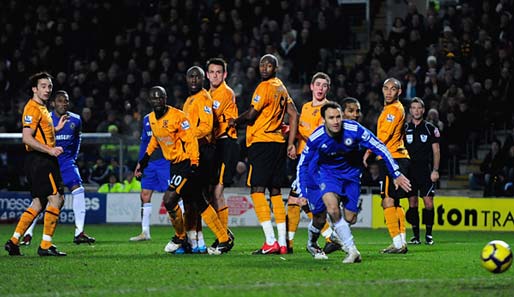 Didier Drogba (2.v.l.) erzielte per Freistoß das 1:1 für Chelsea bei Hull City