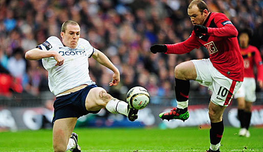 Wayne Rooney erzielte das 2:1 gegen Aston Villa und sicherte seinem Team so den ersten Titel