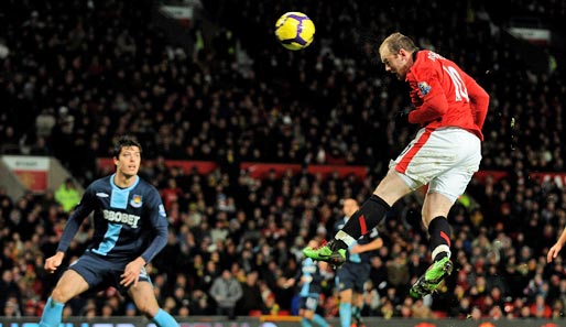 Manchesters Wayne Rooney (r.) steigt hoch und trifft per Kopf gegen West Ham