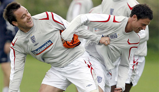 Wayne Bridge (r.) spielte von 2003 bis 2009 beim FC Chelsea, aktuell ist er bei ManCity unter Vertrag