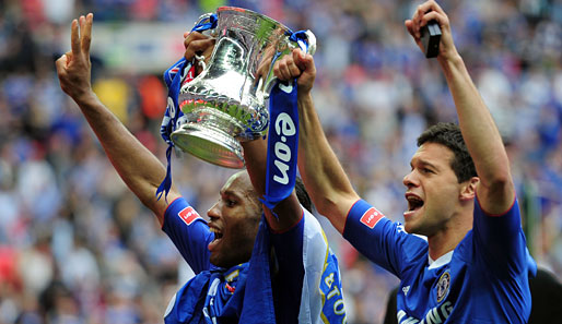 Michael Ballack (r.) holte mit dem FC Chelsea in der vergangen Saison den Meisertitel und den FA Cup