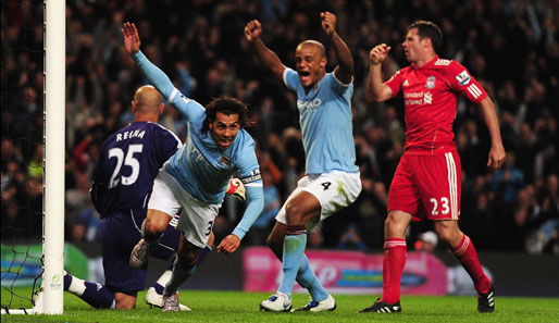 Carlos Tevez (2.v.l.) von Manchester City erzielte gegen Liverpool seine ersten beiden Saisontore